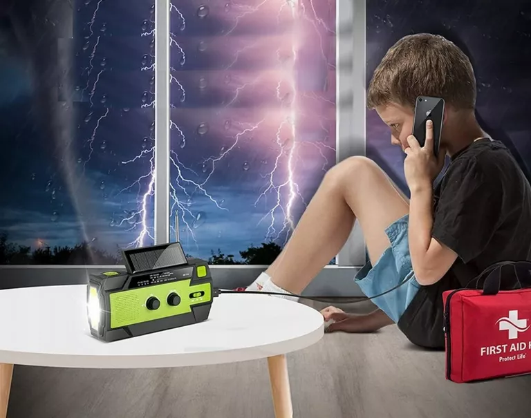 MAŁE RADIO WĘDKARSKIE Z SOLAREM KORBA AM FM