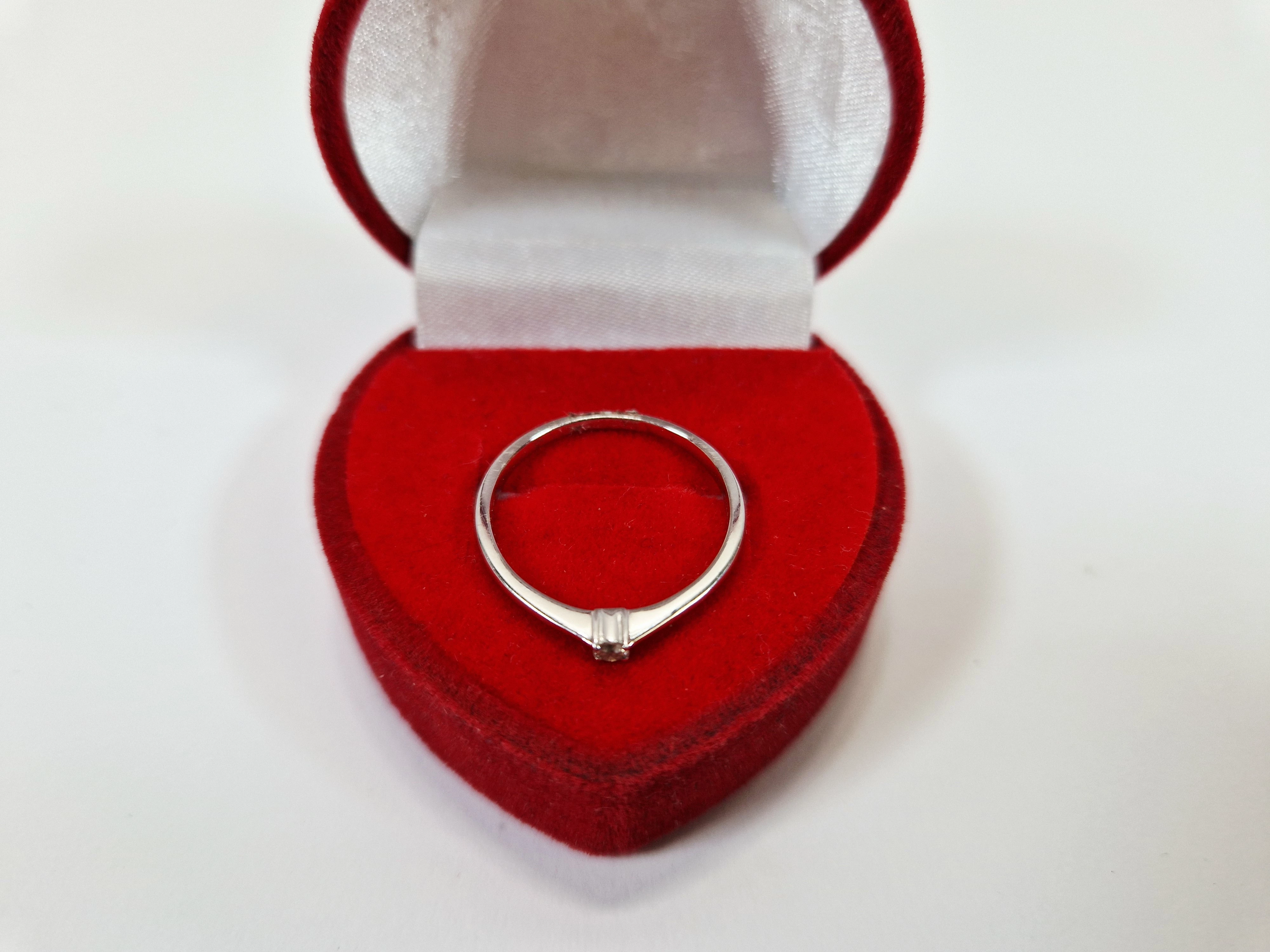 sliczne-biale-zloto-pierscionek-z-brylantem-922022024-material-15835-2