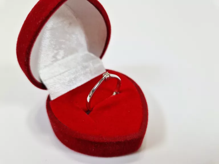 sliczne-biale-zloto-pierscionek-z-brylantem-922022024-stan-11323-2