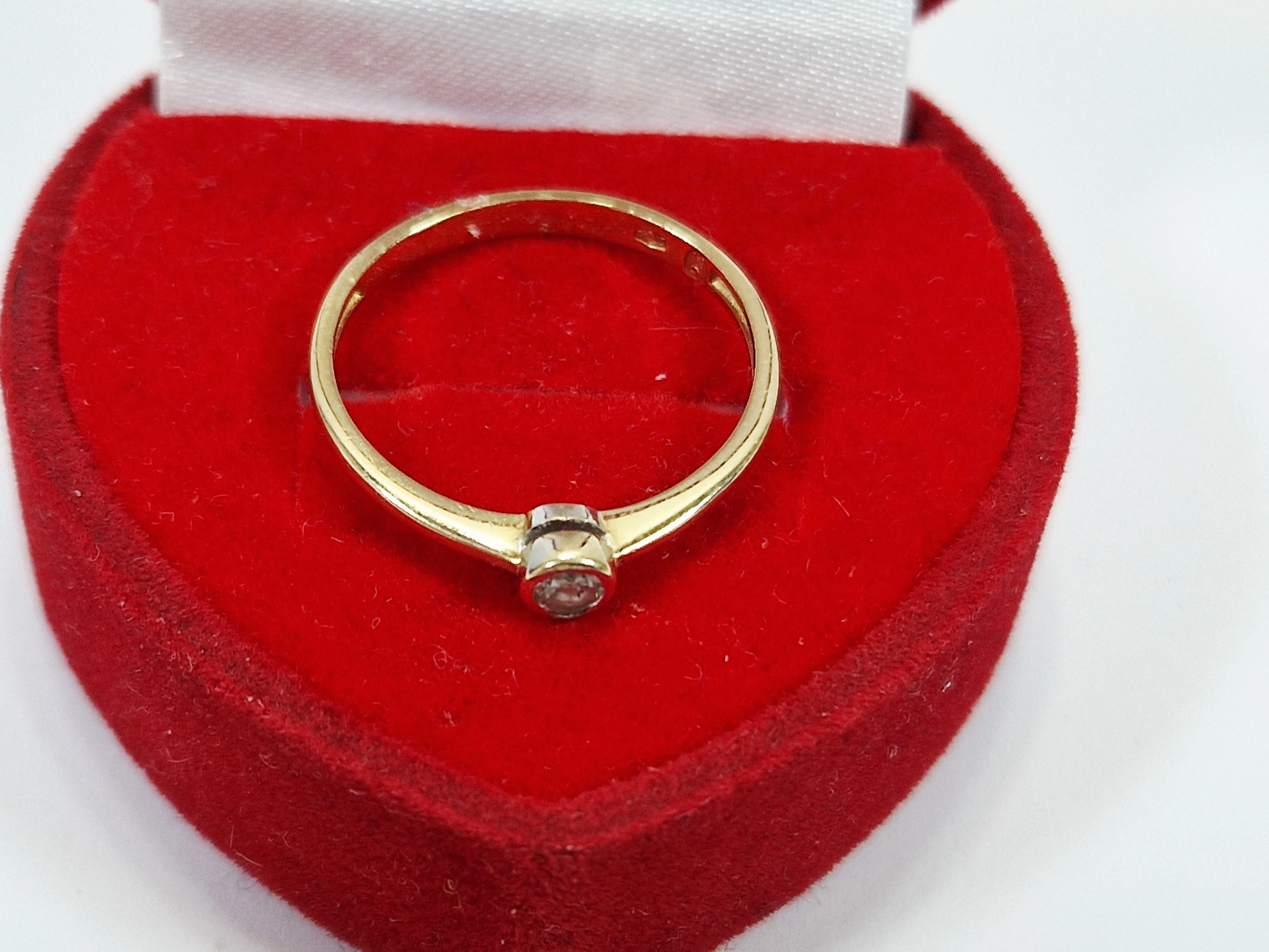 uroczy-zloty-pierscionek-z-brylantem-p585-w132g-r12-1422022024-marka-248811-958954