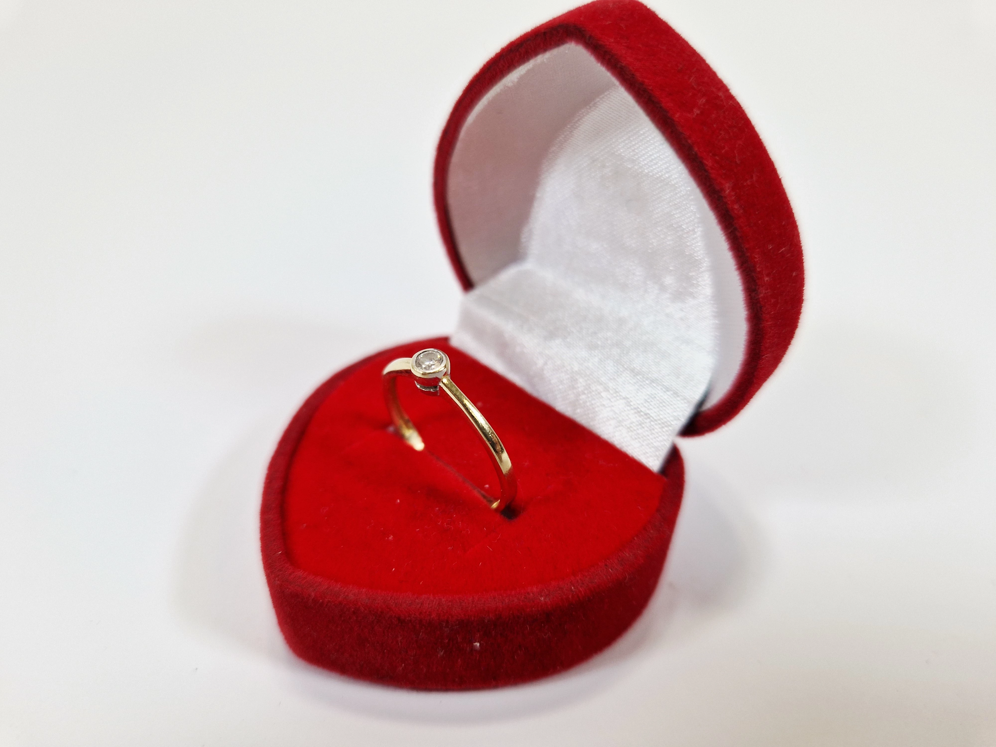 uroczy-zloty-pierscionek-z-brylantem-p585-w132g-r12-1422022024-material-15835-1