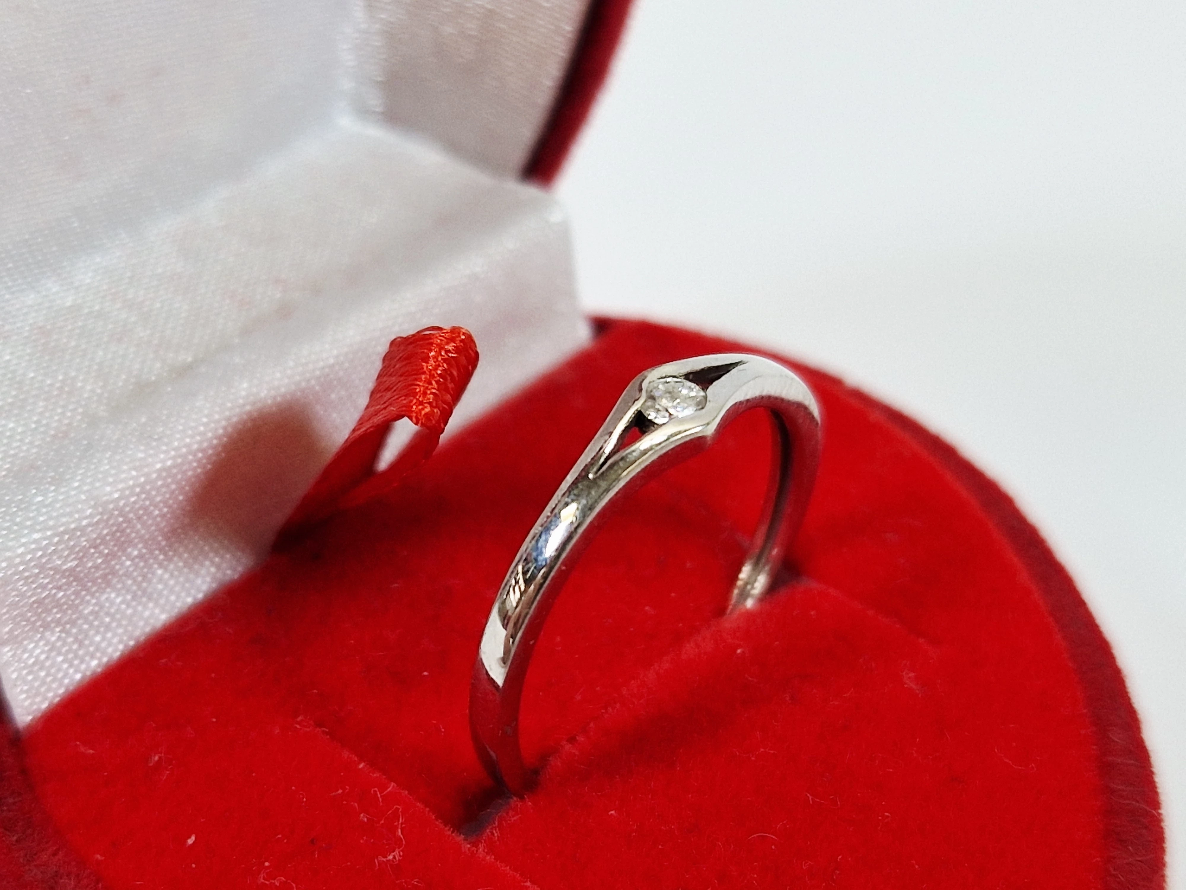 sliczny-pierscionek-biale-zloto-z-brylantem-p375-w126-r12-222022024-rozmiarsrednica-wew-mm-372-12