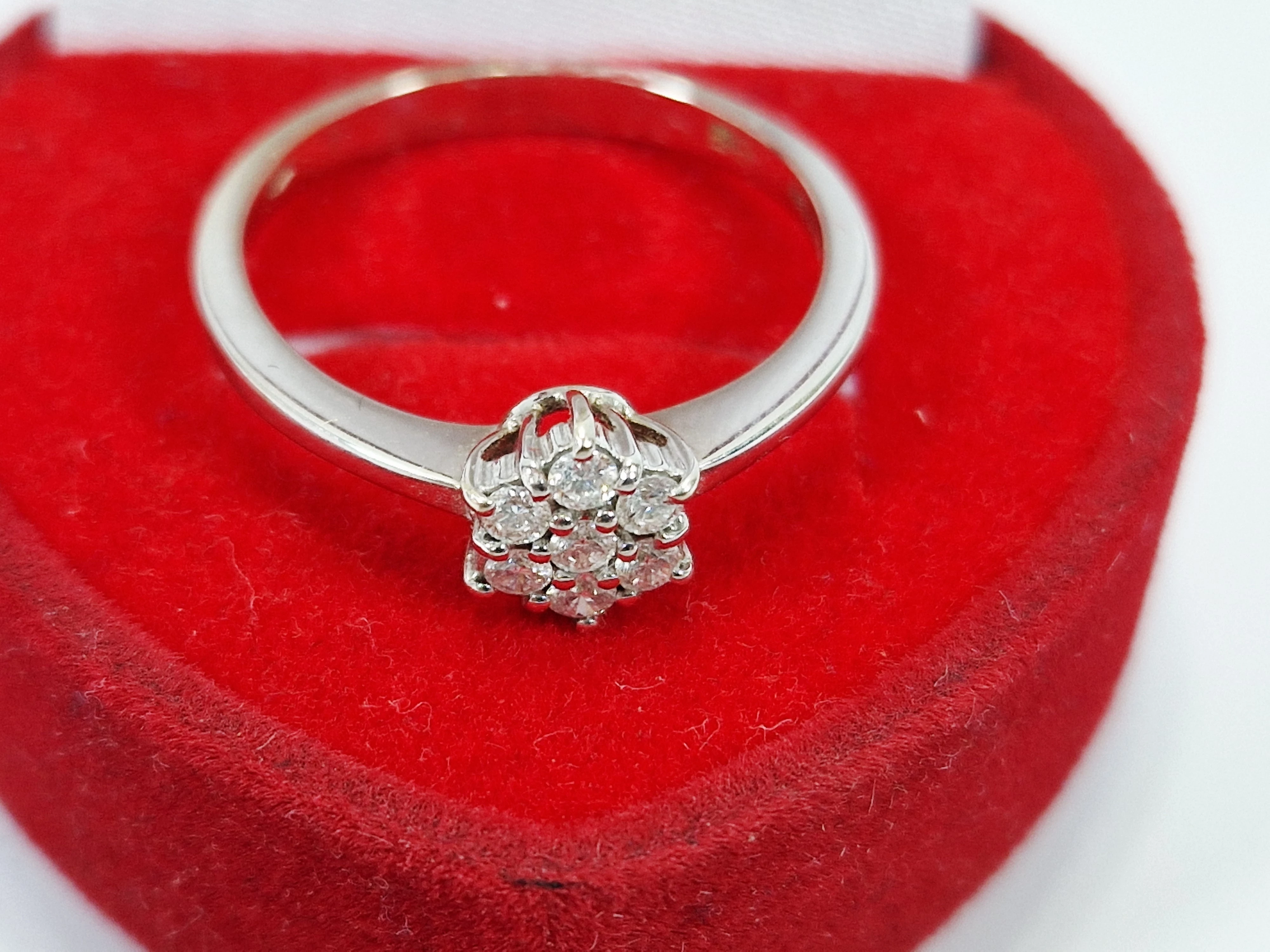 piekny-pierscionek-z-brylantami-biale-zloto-p750-w308g-r18-2530012024-marka-248811-958954