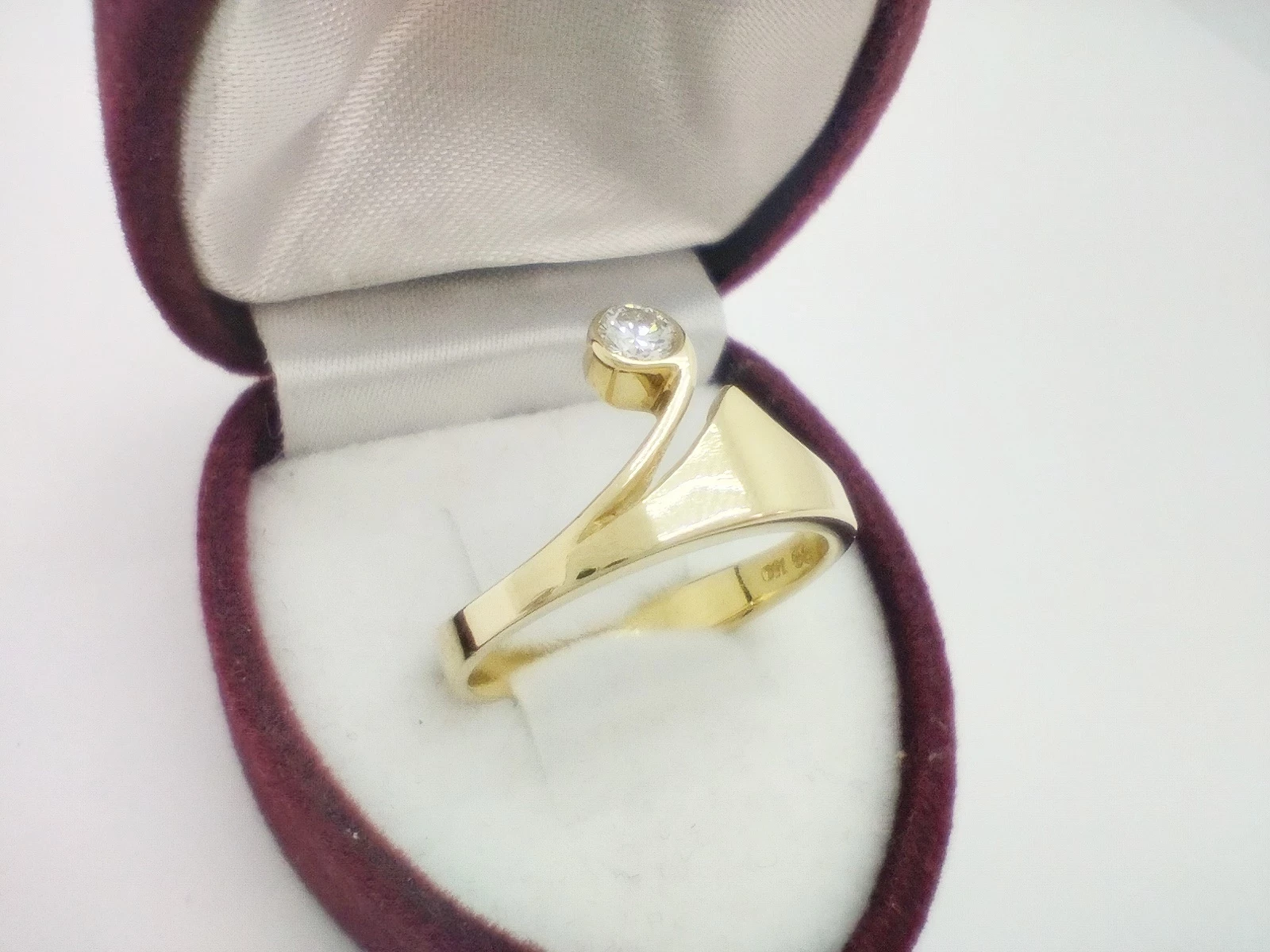 zloty-pierscionek-z-brylantem-pr-750-011ct-certyfikat-stan-11323-2