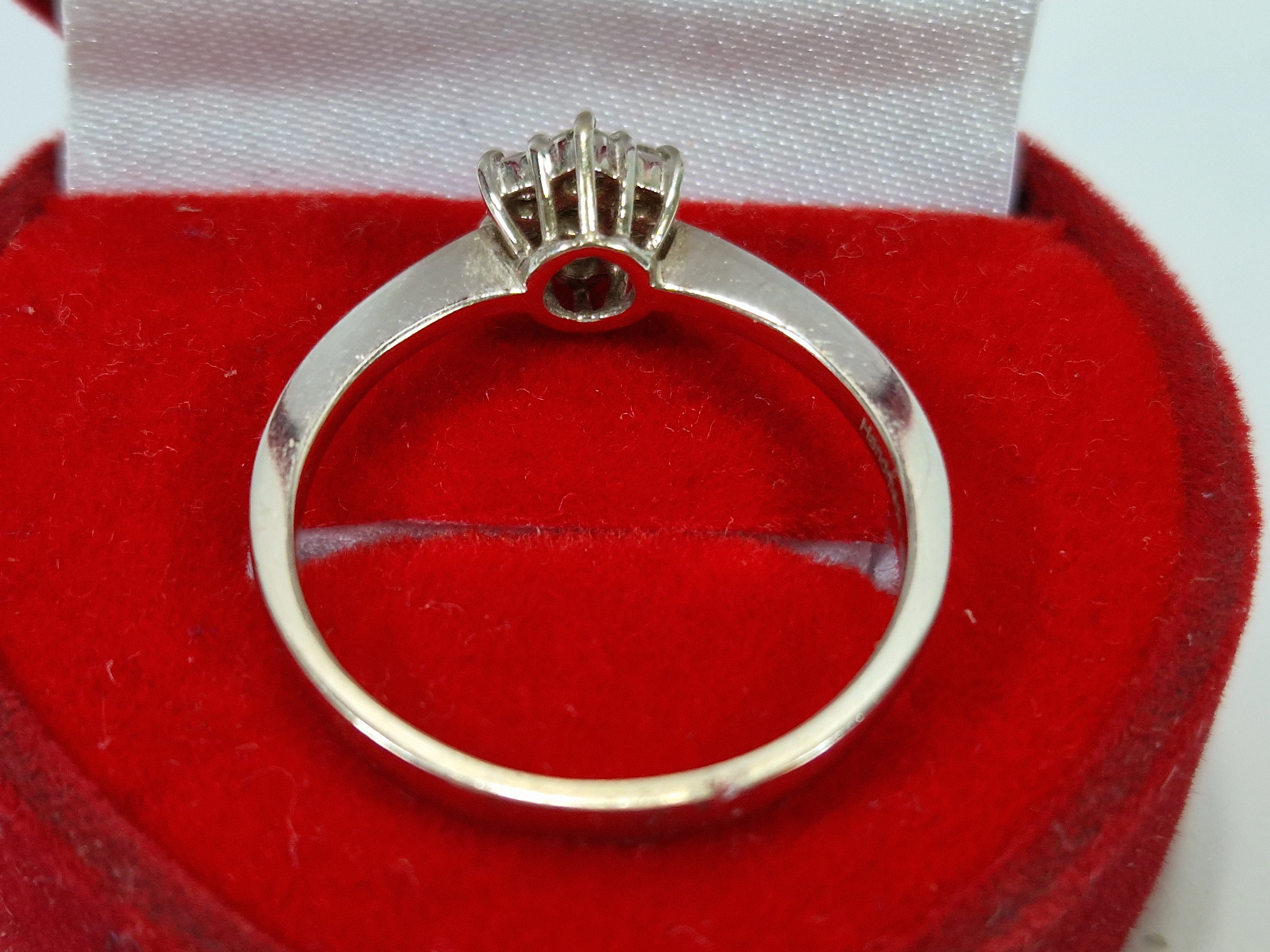 piekny-pierscionek-z-brylantami-biale-zloto-p750-w308g-r18-2530012024-kolor-249512-1647429