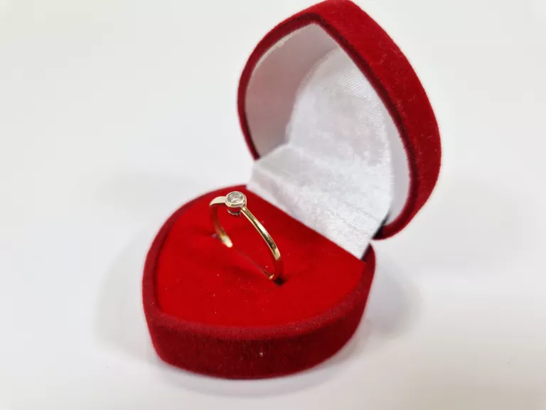 uroczy-zloty-pierscionek-z-brylantem-p585-w132g-r12-1422022024-material-15835-1
