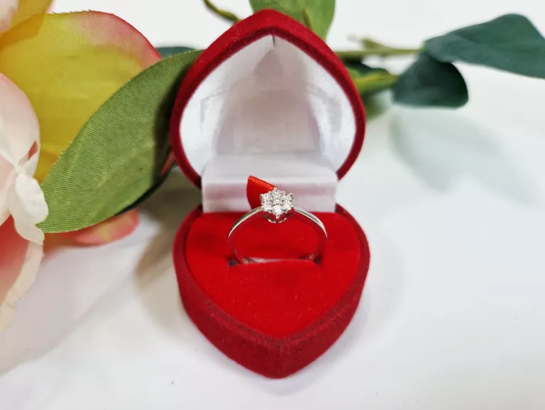 PIĘKNY PIERŚCIONEK Z BRYLANTAMI BIAŁE ZŁOTO P750 W3,08G R18  25/30/01/2024