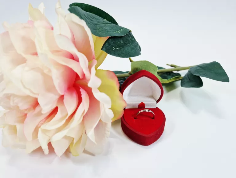 sliczny-pierscionek-biale-zloto-z-brylantem-p375-w126-r12-222022024-kazimierza-wielkiego-12-miedzyrzecz-fitum