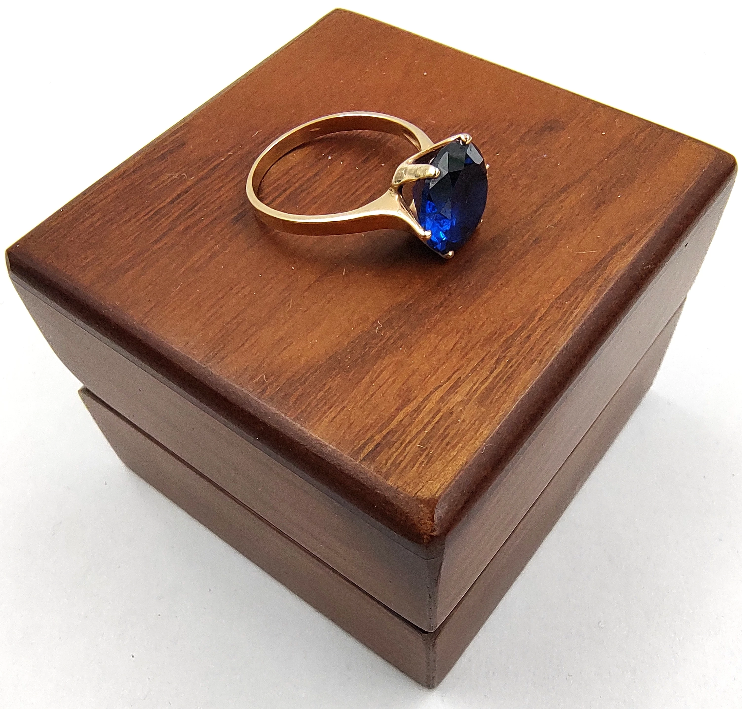 wyjatkowy-zloty-pierscionek-z-niebieskim-kamieniem-585255g-material-15835-2