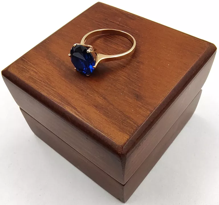 WYJĄTKOWY ZŁOTY PIERŚCIONEK Z NIEBIESKIM KAMIENIEM 585/2,55G