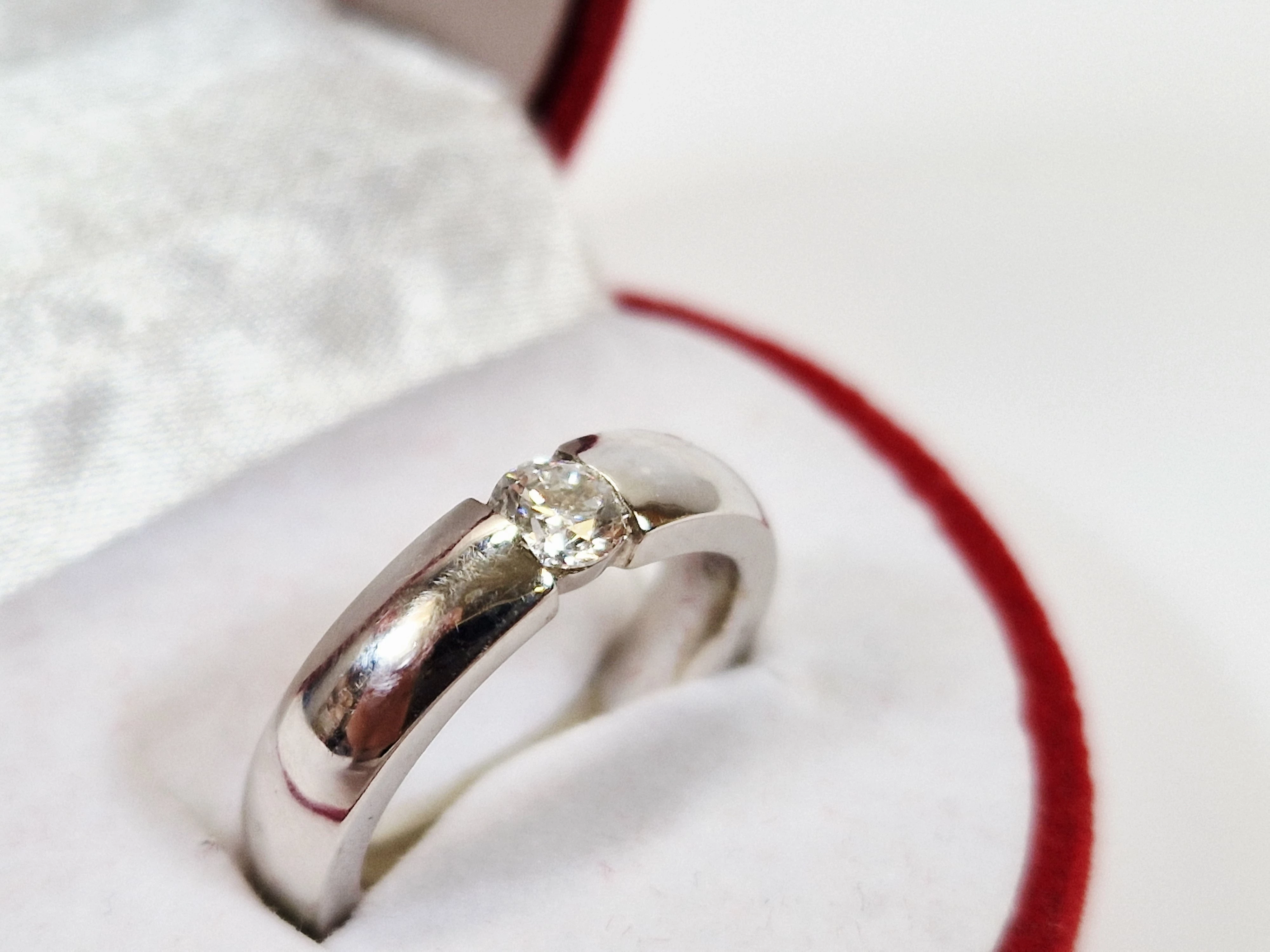 genialny-pierscionek-z-brylantem-biale-zloto-p585-w368g-r11-1930012024-rozmiarsrednica-wew-mm-372-11