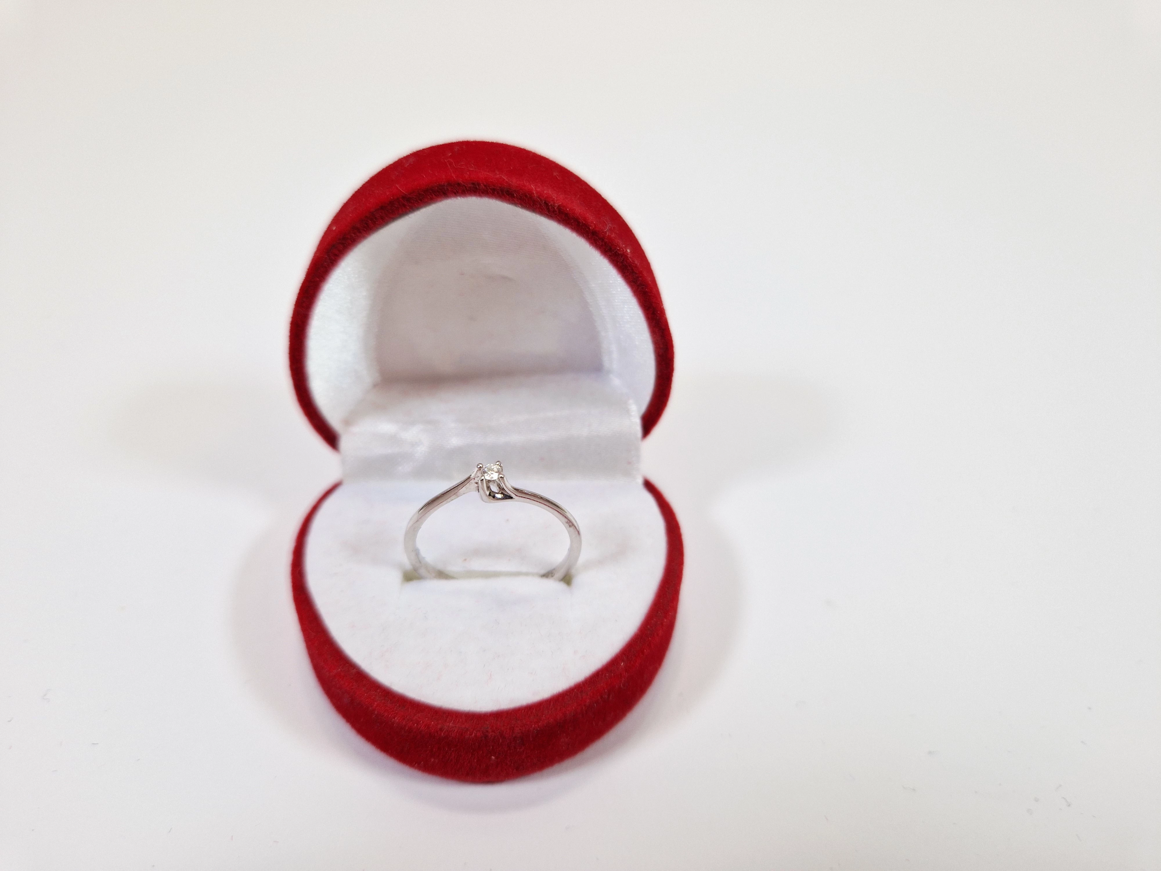 sliczny-pierscionek-z-brylantem-biale-zloto-p375-w141g-r16-1830012024-stan-11323-2