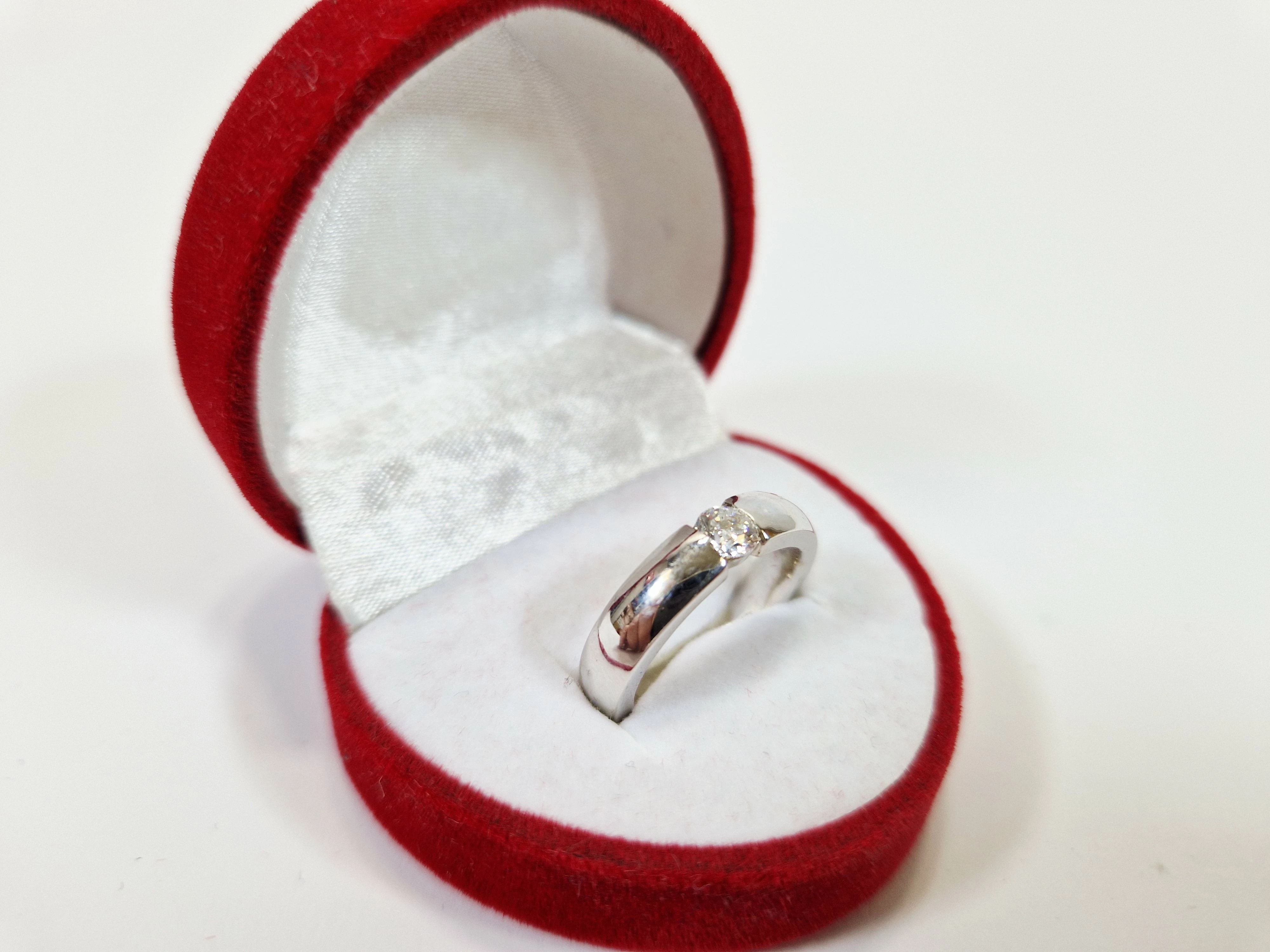 genialny-pierscionek-z-brylantem-biale-zloto-p585-w368g-r11-1930012024-rodzaj-2205-16