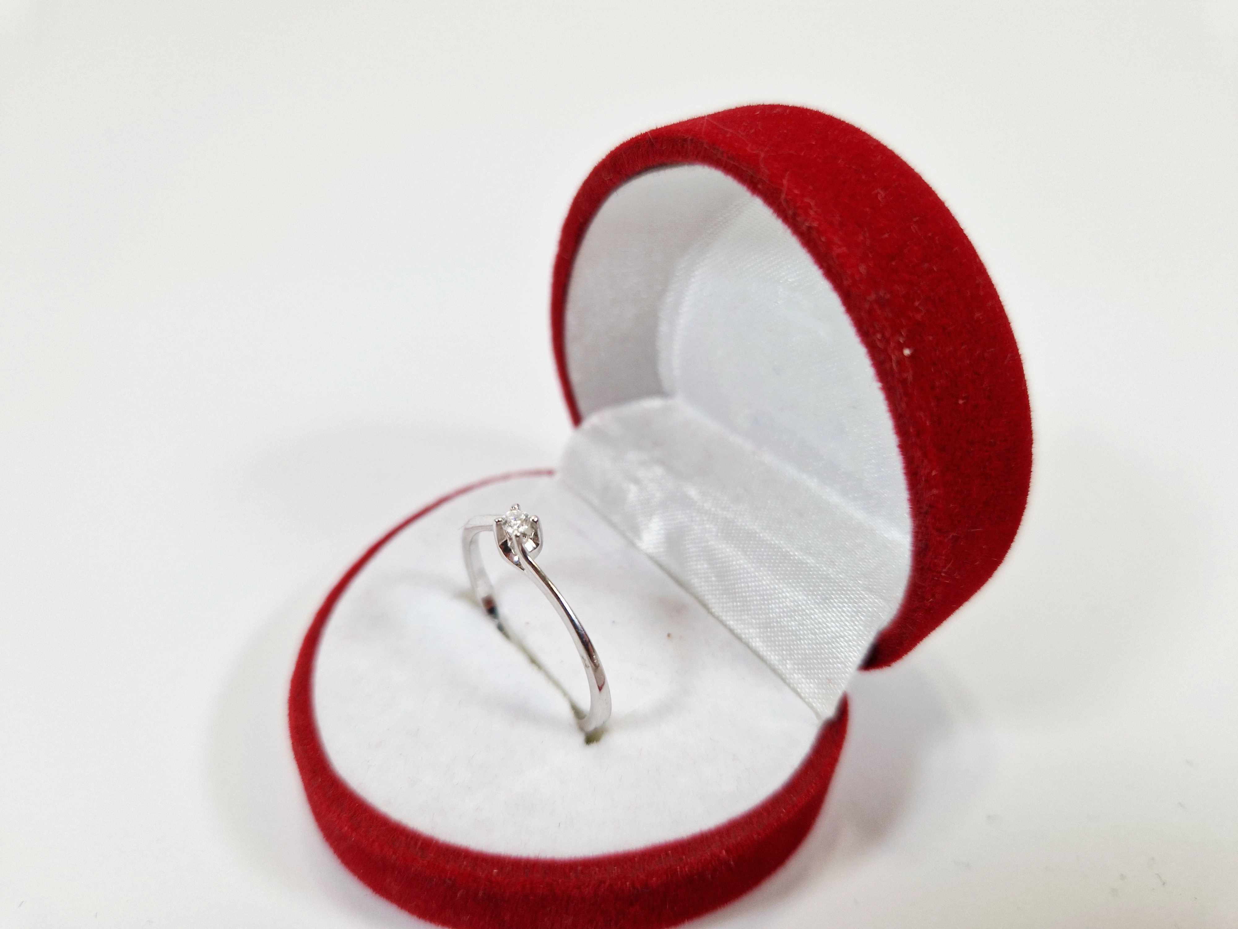 sliczny-pierscionek-z-brylantem-biale-zloto-p375-w141g-r16-1830012024-material-15835-1