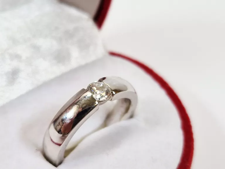 genialny-pierscionek-z-brylantem-biale-zloto-p585-w368g-r11-1930012024-rozmiarsrednica-wew-mm-372-11