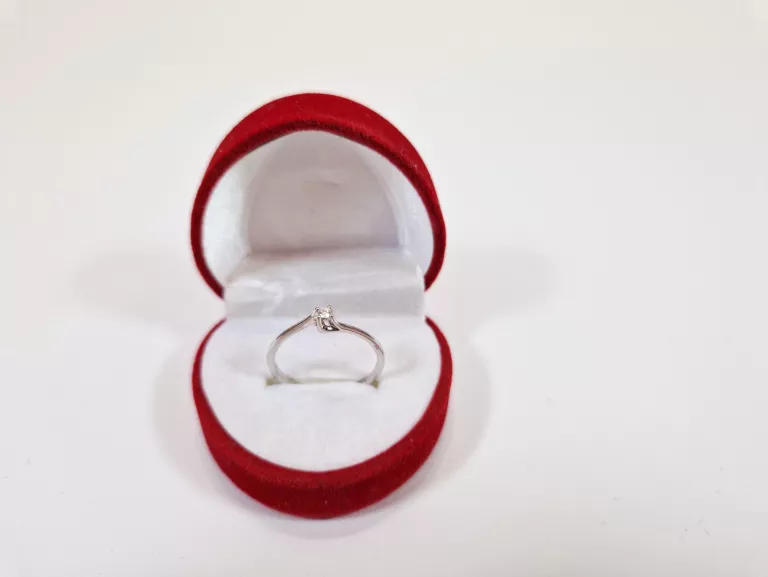 ŚLICZNY PIERŚCIONEK Z BRYLANTEM BIAŁE ZŁOTO P375 W1,41G R16 18/30/01/2024