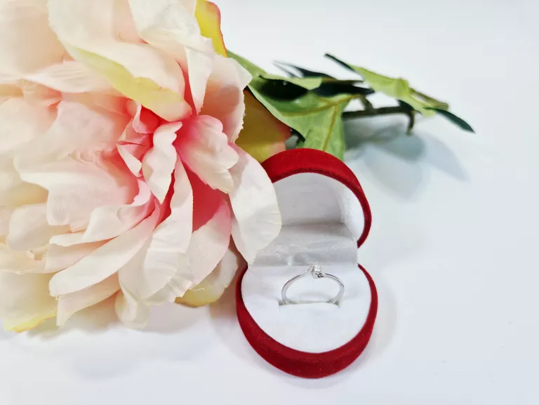 sliczny-pierscionek-z-brylantem-biale-zloto-p375-w141g-r16-1830012024-ean-gtin-5905868202441