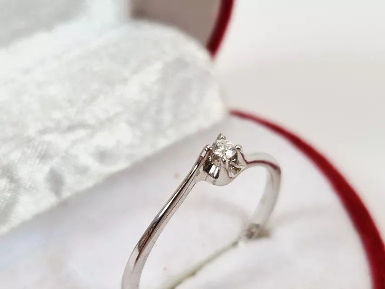 ŚLICZNY PIERŚCIONEK Z BRYLANTEM BIAŁE ZŁOTO P375 W1,41G R16 18/30/01/2024