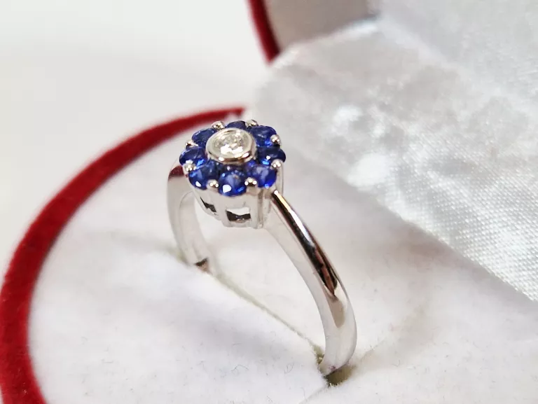 PIĘKNY PIERŚCIONEK BIAŁE ZŁOTO Z BRYLANTAMI P750, W3,44G R12 27/30/01/2024