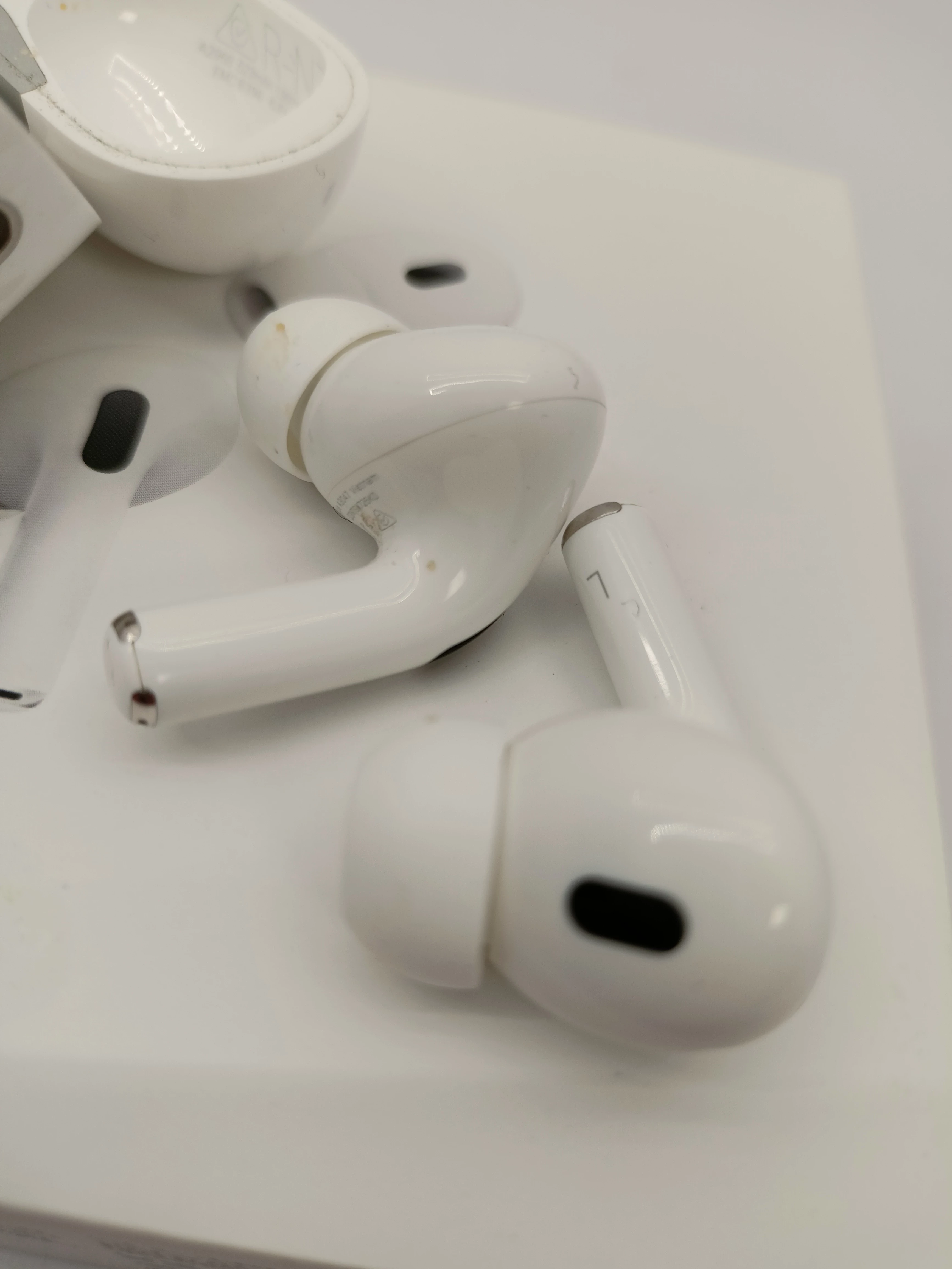 sluchawki-douszne-apple-airpods-pro-2nd-gen-kolor-dominujacy-129357-2