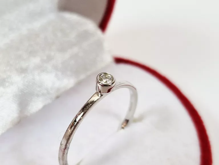 ŚLICZNY PIERŚCIONEK Z BRYLANTEM BIAŁE ZŁOTO P375 W1,2G R17 | 17/30/01/2024