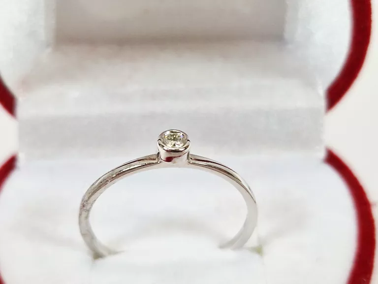 ŚLICZNY PIERŚCIONEK Z BRYLANTEM BIAŁE ZŁOTO P375 W1,2G R17 | 17/30/01/2024