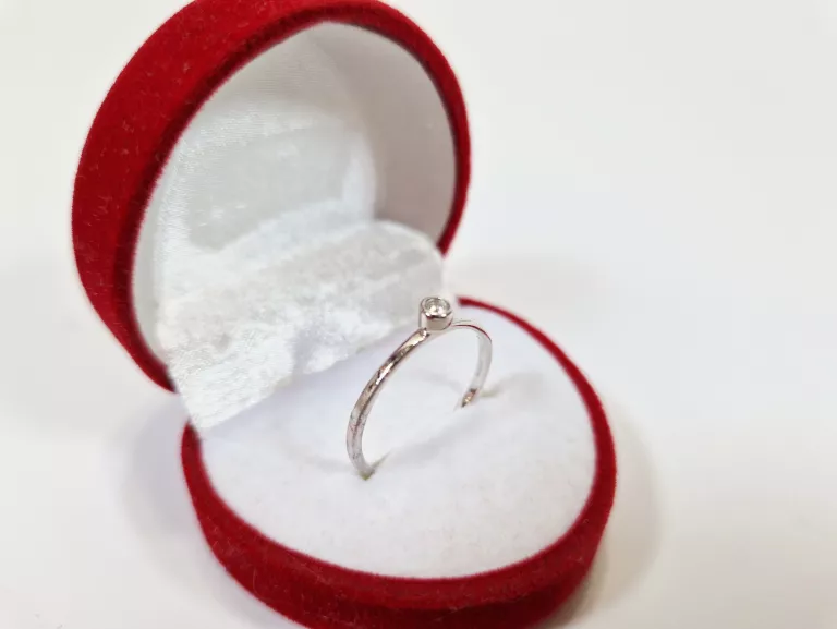 ŚLICZNY PIERŚCIONEK Z BRYLANTEM BIAŁE ZŁOTO P375 W1,2G R17 | 17/30/01/2024