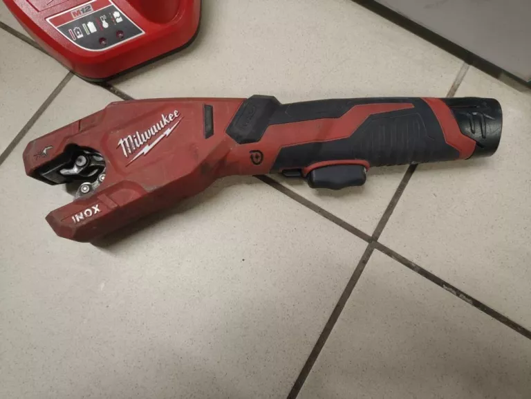 BEZPRZEWODOWA PRZECINARKA DO RUR MILWAUKEE 12V M12 PCSS