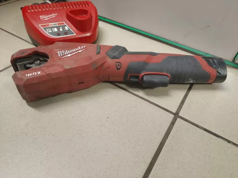 BEZPRZEWODOWA PRZECINARKA DO RUR MILWAUKEE 12V M12 PCSS