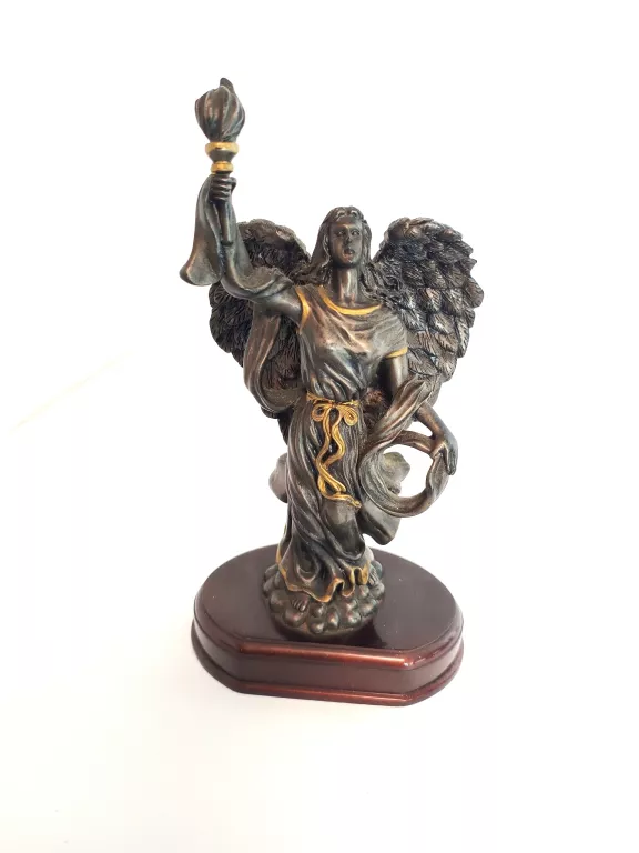 piekna-figurka-bogini-nike-aleja-jana-pawla-ii-9b-reda