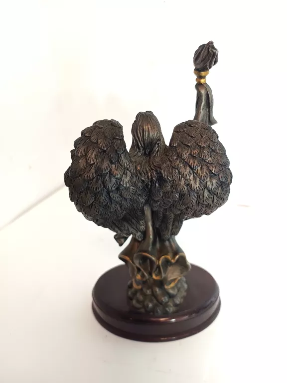 piekna-figurka-bogini-nike-aleja-jana-pawla-ii-9b-reda