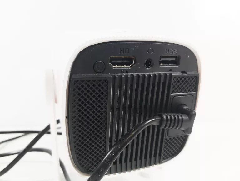 projektor-led-manta-pma202a24-smart-tv-pilot-etui-technologia-wyswietlania-204793-221741