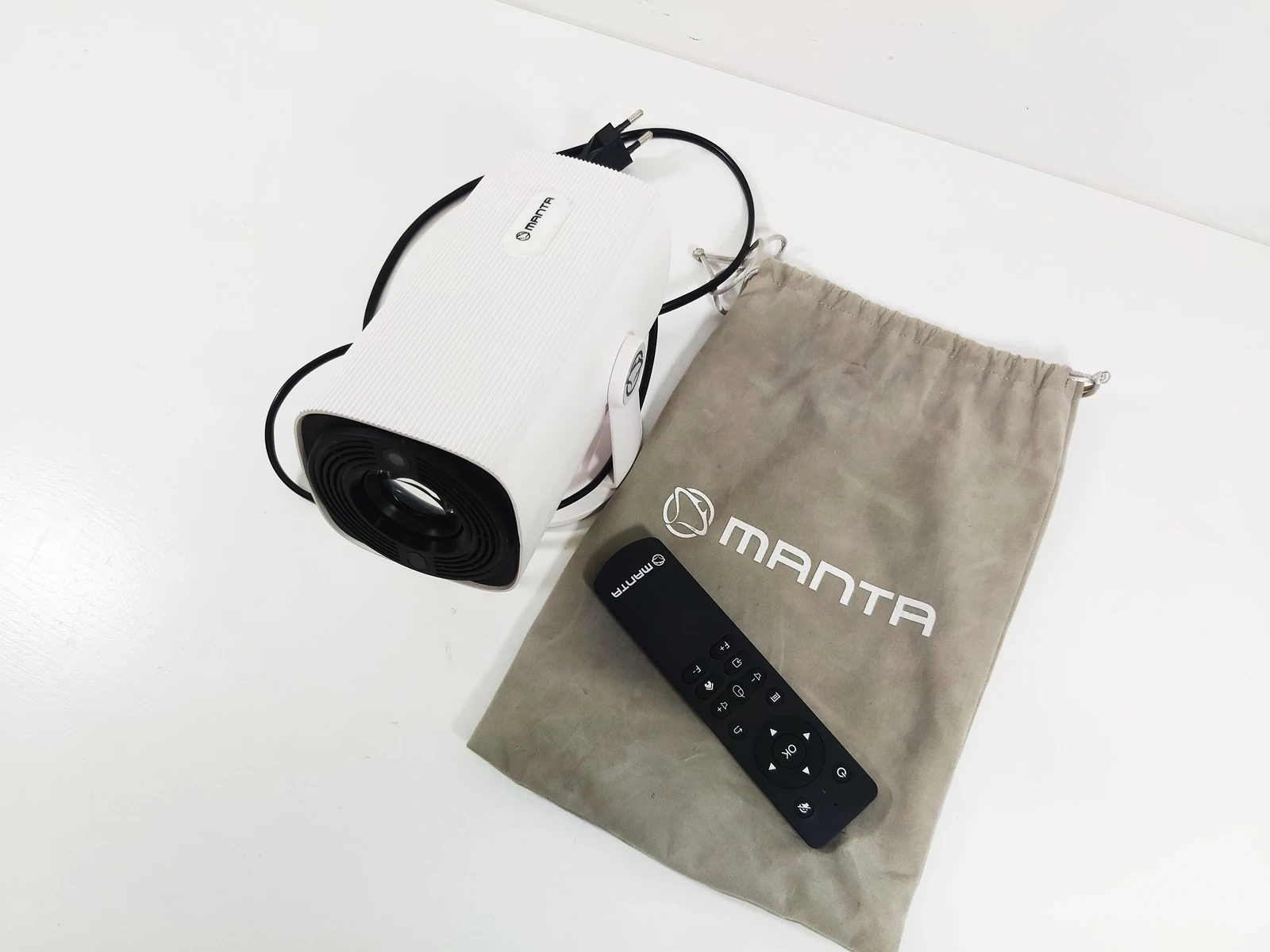 projektor-led-manta-pma202a24-smart-tv-pilot-etui-mickiewicza-1-nidzica