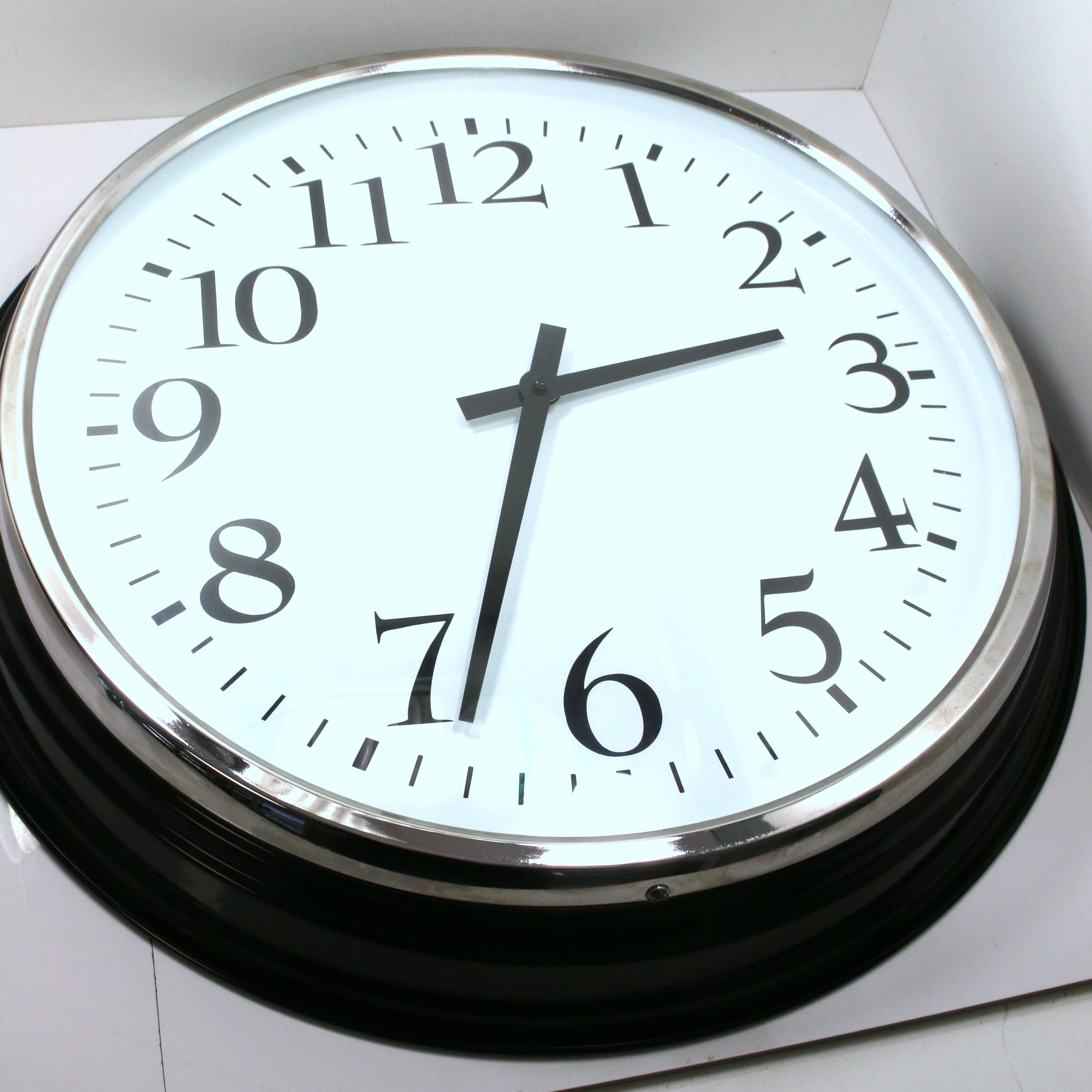 zegar-scienny-ikea-bravur-59-cm-szerokosc-calkowita-59