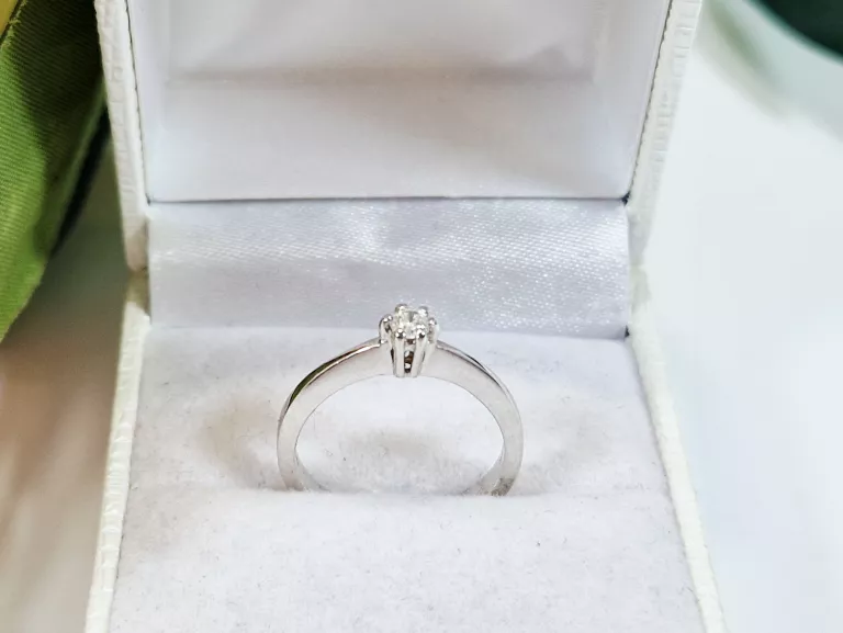 PIĘKNY PIERŚCIONEK Z BIAŁEGO ZŁOTA P:585/W:2,26G/R:10