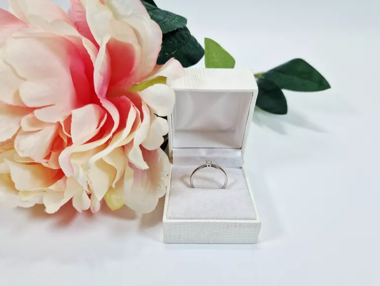 PIERŚCIONEK VERONA 333 DIAMENT 0,07CT 1,15 G R14