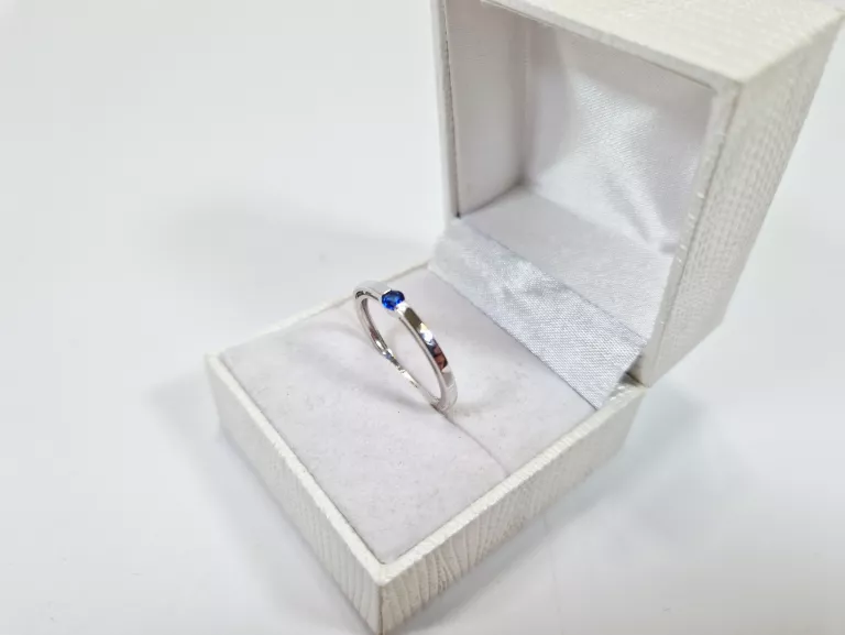 ELEGANCKI ZŁOTY PIERŚCIONEK Z BIAŁEGO ZŁOTA 1,45G 375 R16