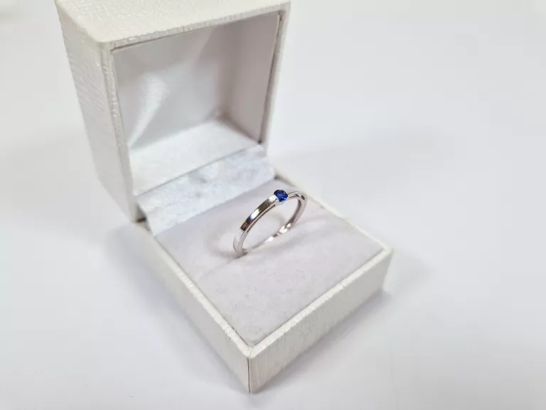 ELEGANCKI ZŁOTY PIERŚCIONEK Z BIAŁEGO ZŁOTA 1,45G 375 R16