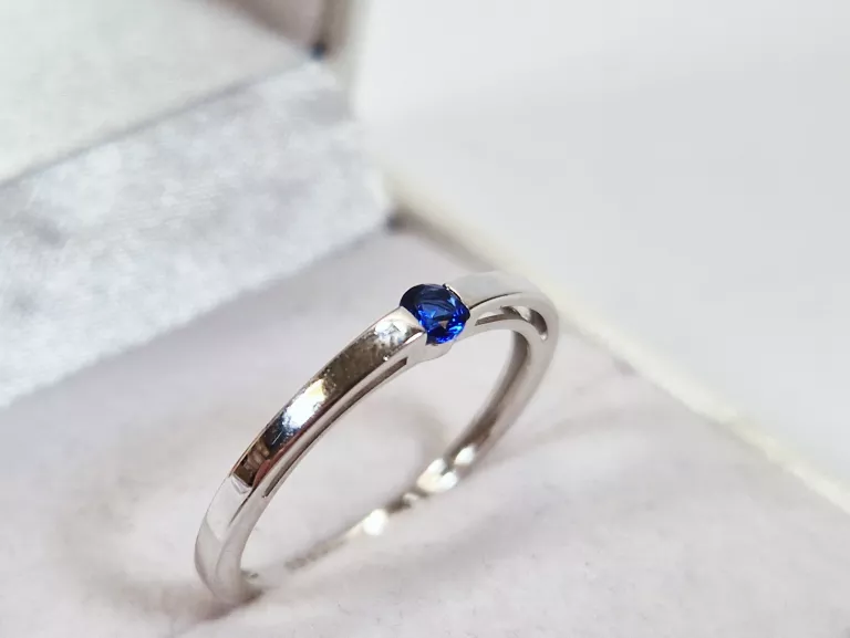 ELEGANCKI ZŁOTY PIERŚCIONEK Z BIAŁEGO ZŁOTA 1,45G 375 R16