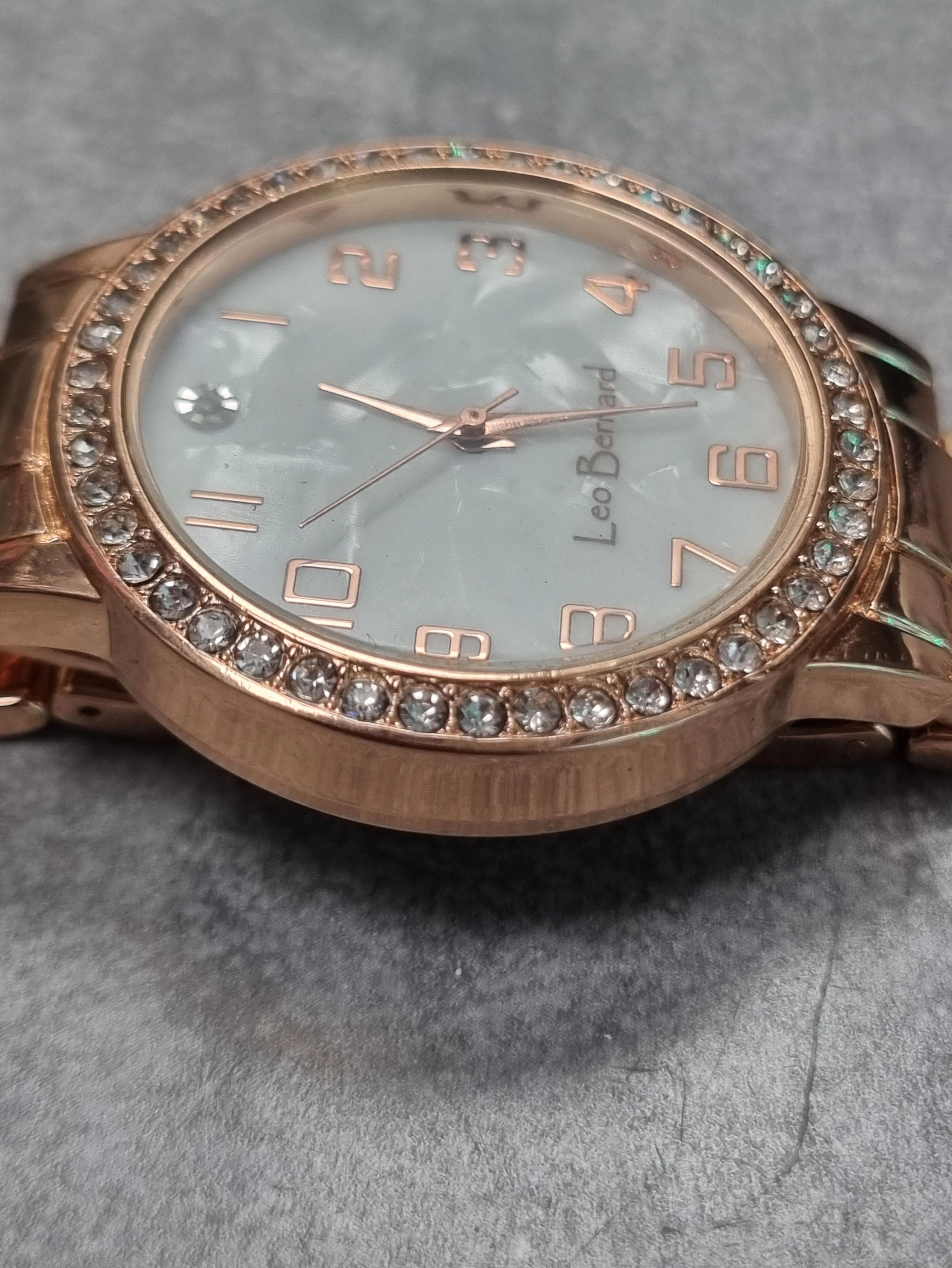 zegarek-damski-leo-bernard-quartz-ksztalt-koperty-129223-2