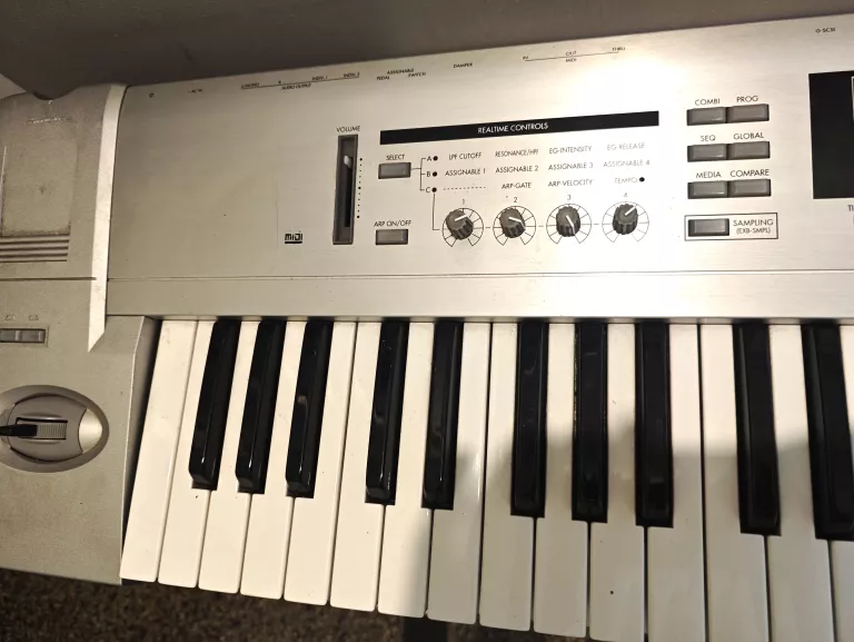 SYNTEZATOR KORG TRITON LE76 + STOPKA