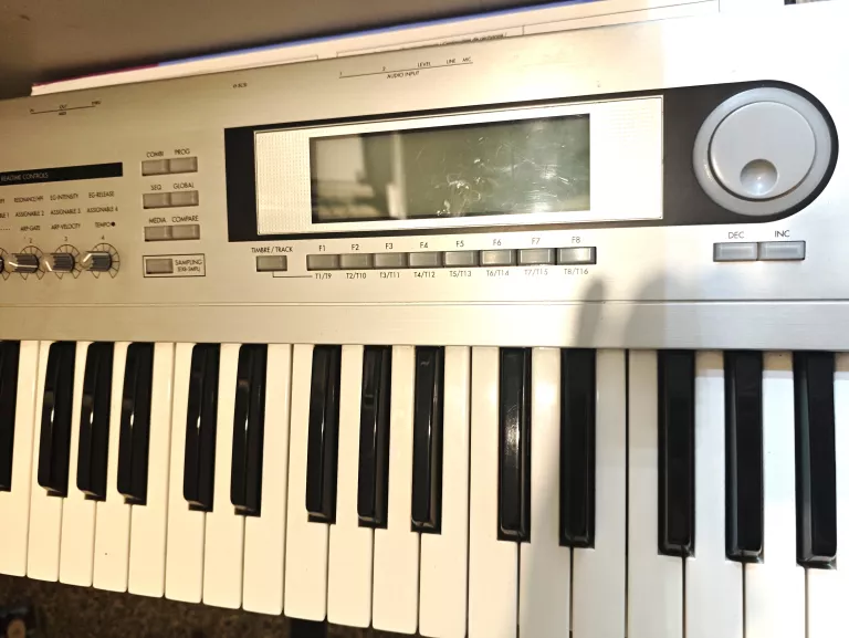 SYNTEZATOR KORG TRITON LE76 + STOPKA