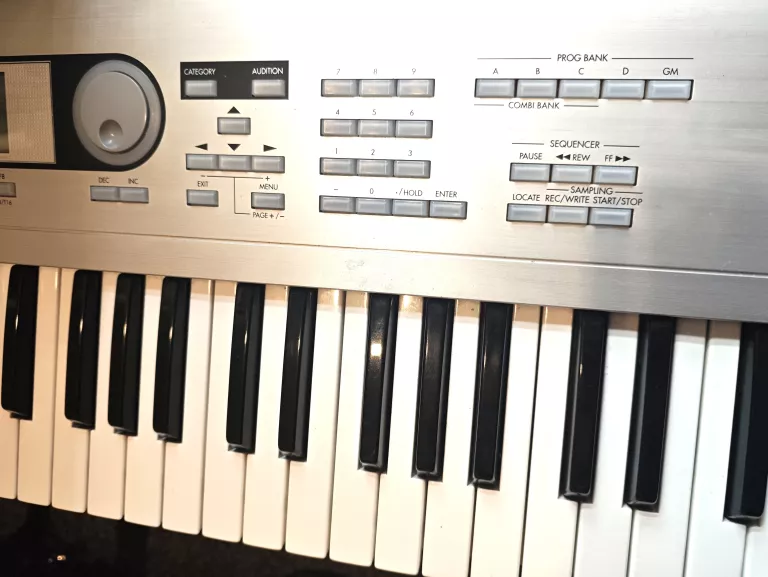 SYNTEZATOR KORG TRITON LE76 + STOPKA