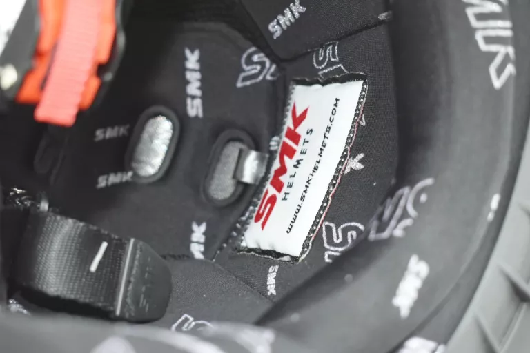 SMK KASK MOTOCYKLOWY OTWARTY Z SZYBĄ I BLENDĄ GTJ