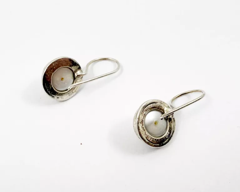 srebrne-kolczyki-z-perelkami-proba-925-waga-459-bigiel-otwarty-stan-11323-2