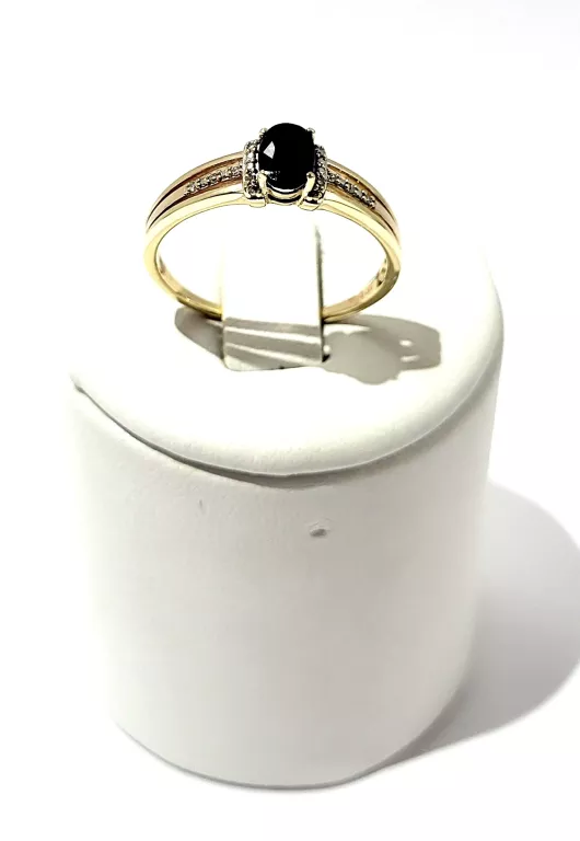 ŚLICZNY ZŁOTY PIERŚĆIONEK Z DIAMENTAMI 333 1,91 G 0,04 CT R.19