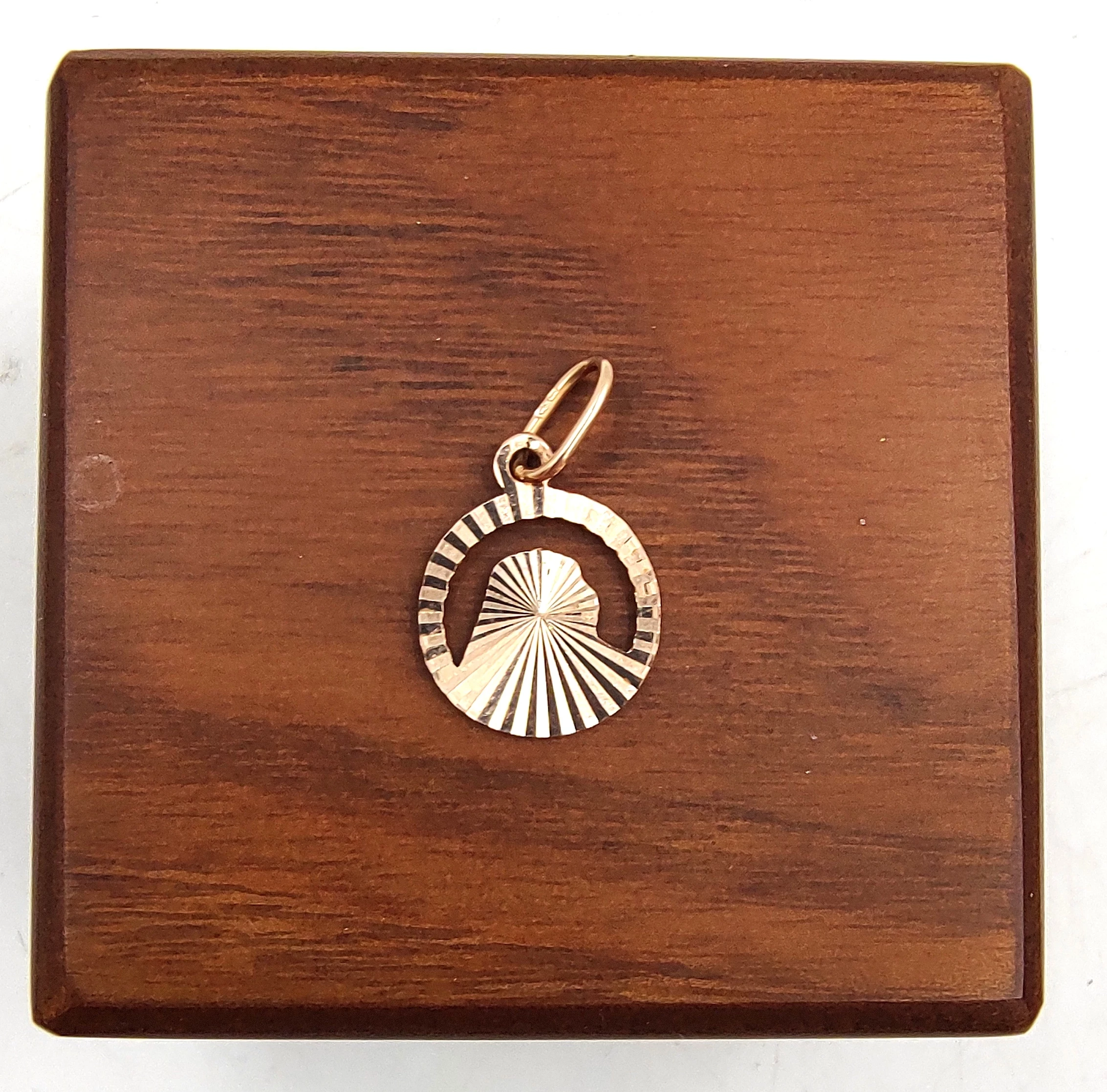 piekna-zlota-zawieszka-matka-boska-095g585-kolor-dominujacy-205826-225106