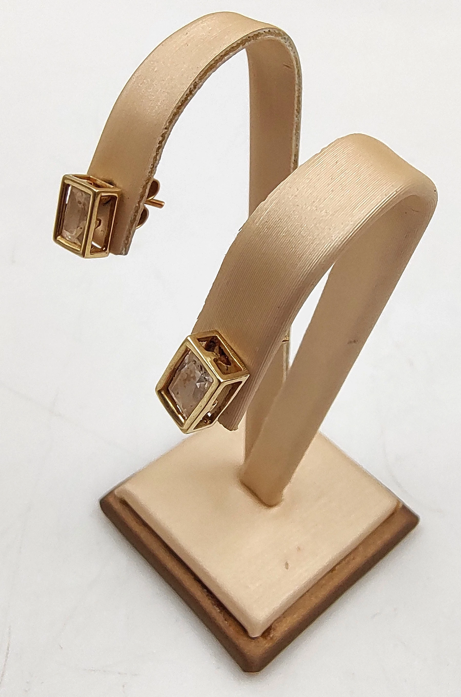 wyjatkowe-zlote-kolczyki-kwadraty-z-bialymi-kamieniami-148g585-stan-11323-2