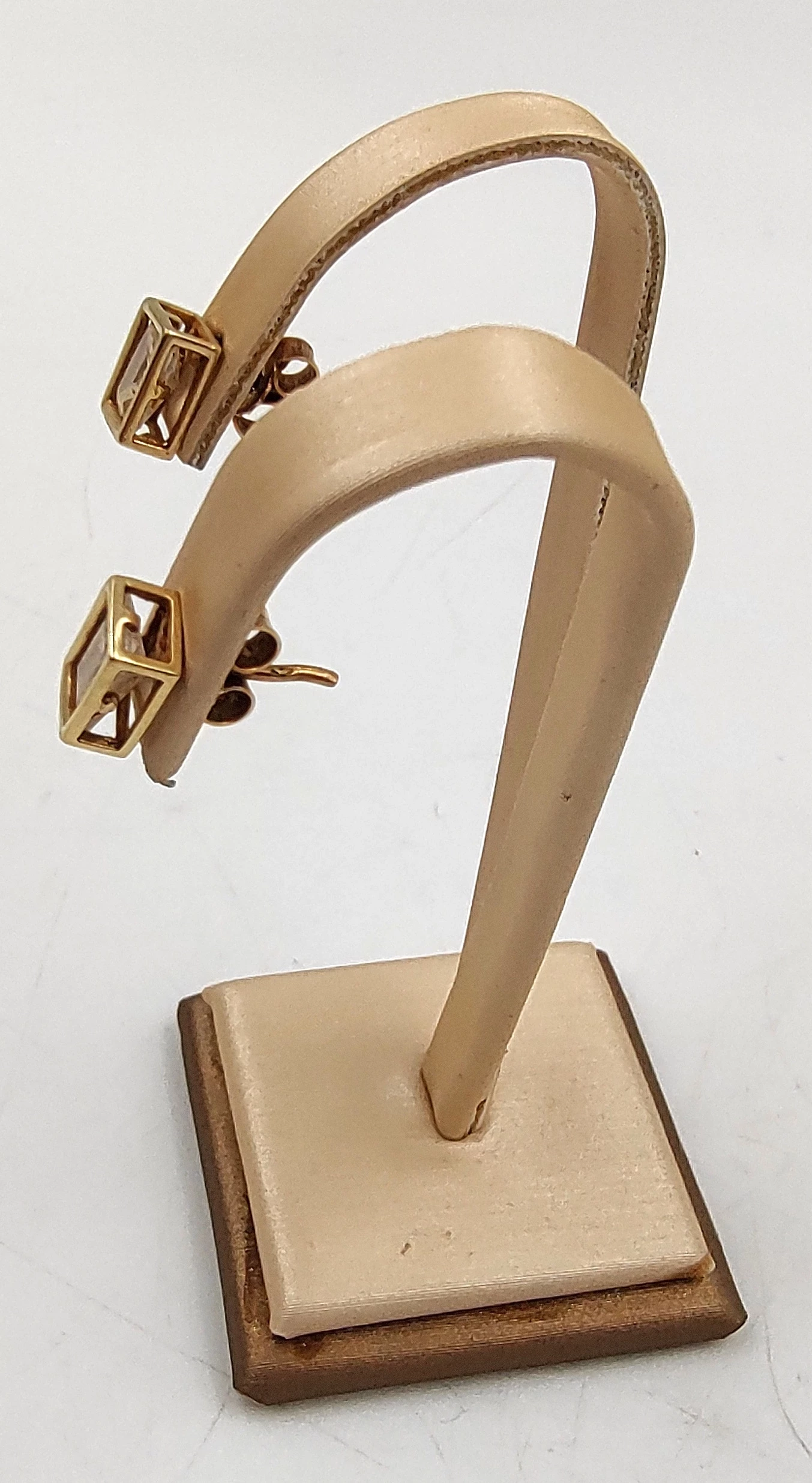 wyjatkowe-zlote-kolczyki-kwadraty-z-bialymi-kamieniami-148g585-material-15835-2