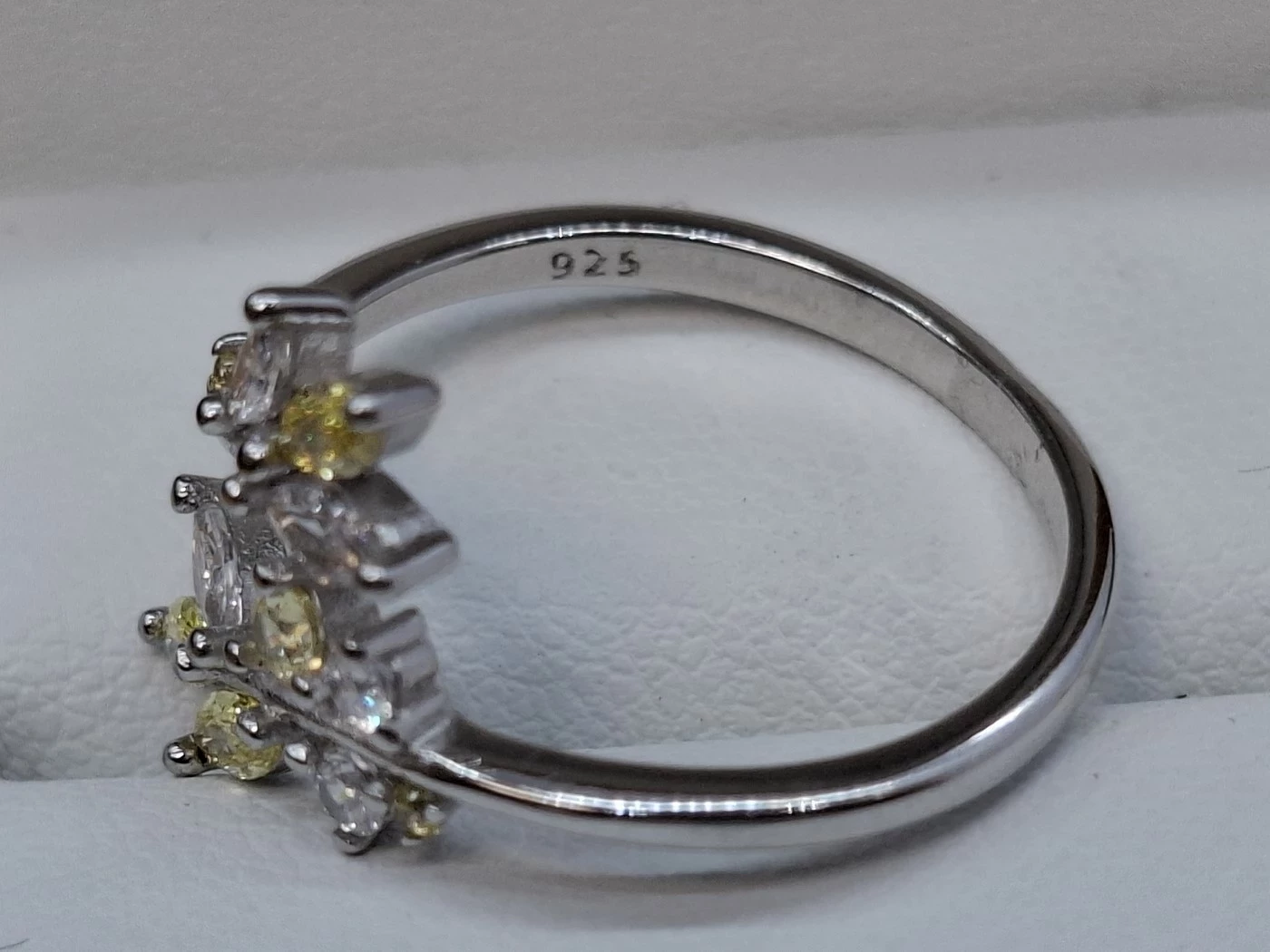 srebrny-pierscionek-z-zielono-bialymi-cyrkoniami-listek-925-r15-23g-ean-gtin-4064092032703